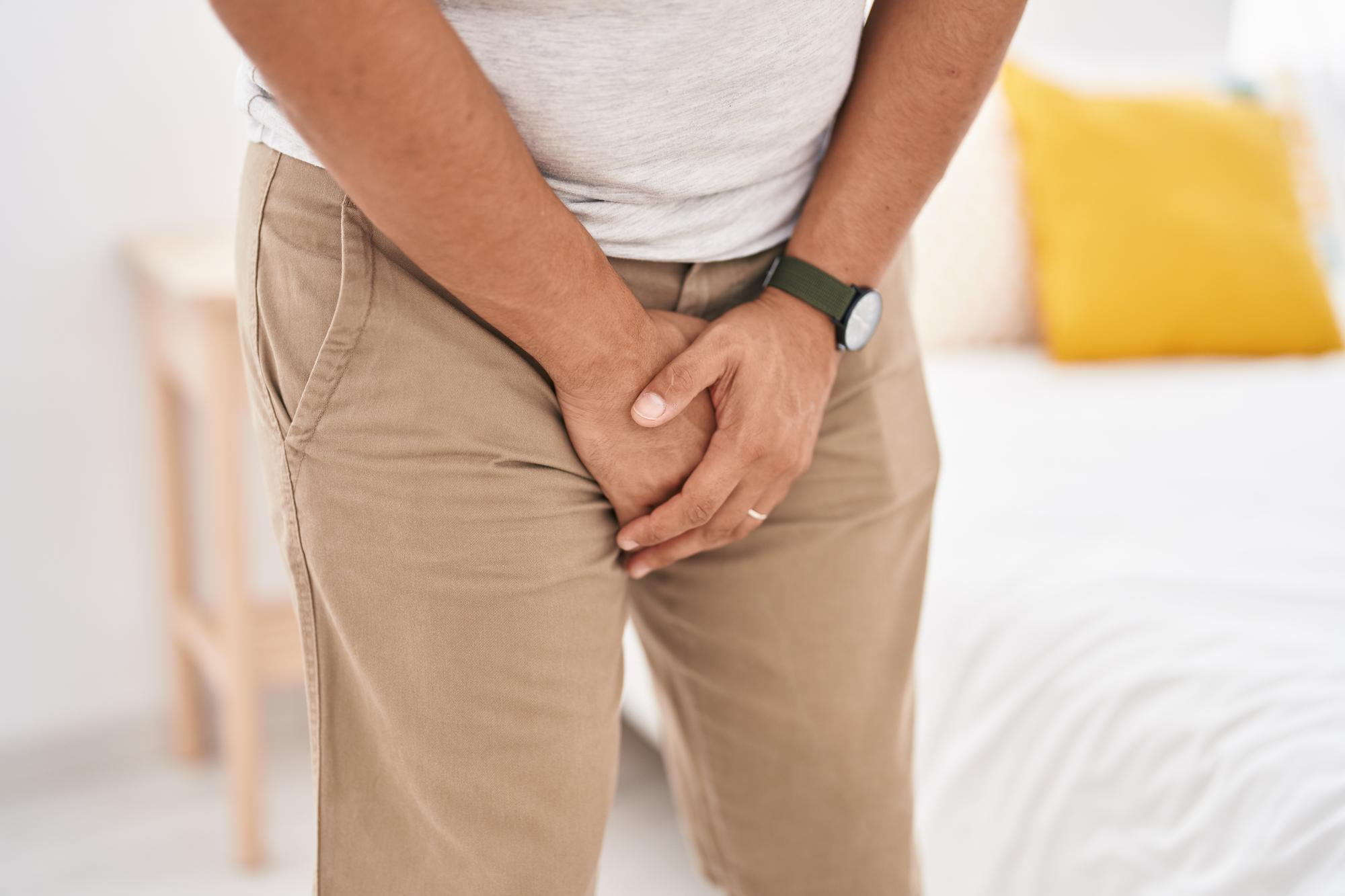 Homem em enquadramento discreto durante um momento de desconforto