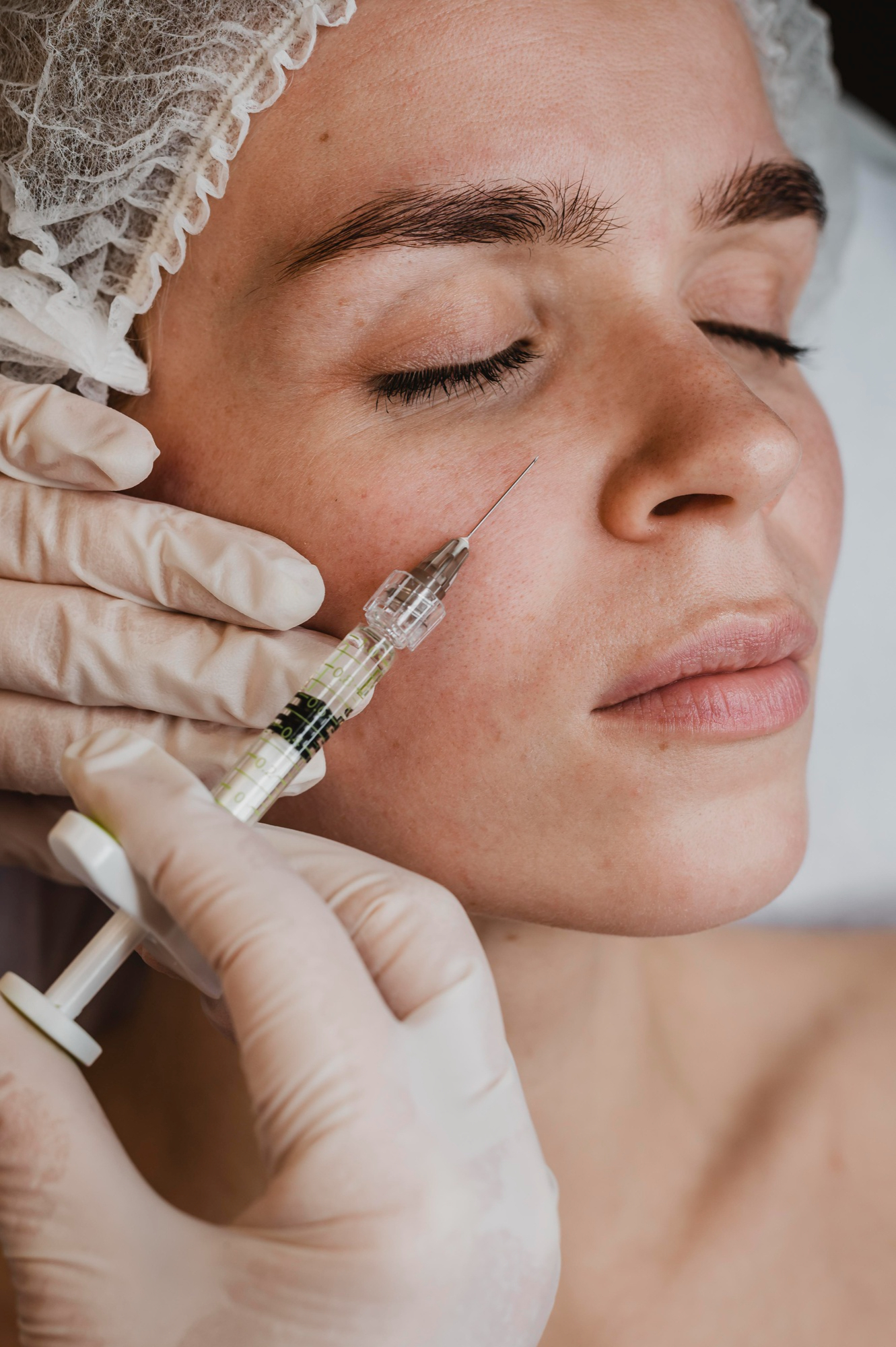 Close-up de harmonizacao facial com aplicacao em bochecha