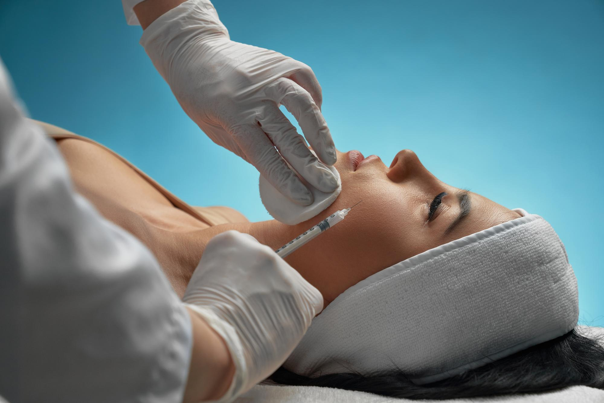 Procedimento de harmonizacao facial em ambiente clinico